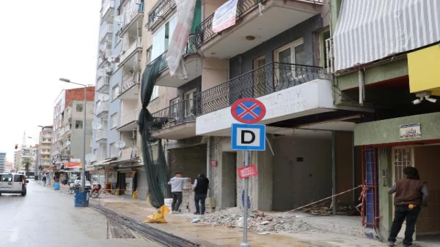 Kaldırımda yürürken başına beton parçası düşen Emine yaralandı