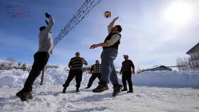 Kar üstünde 30 yıllık gelenek: ”Kar voleybolu”