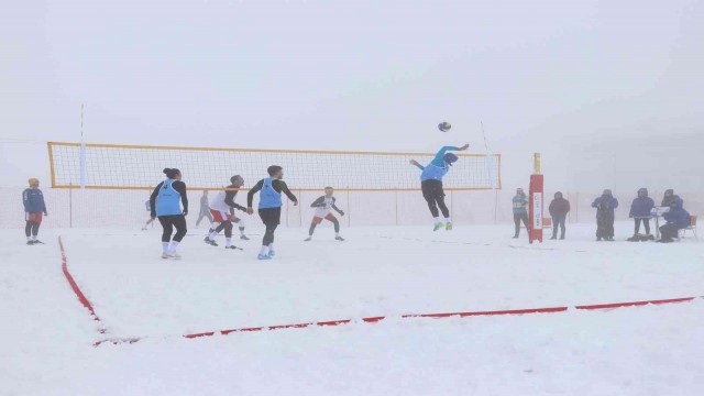 Kar voleybolu şampiyonası Sivas’ta başladı