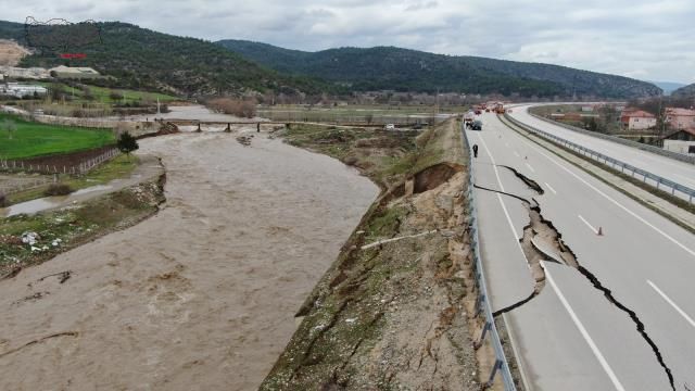 Karabük-Kastamonu karayolu heyelan nedeniyle çöktü