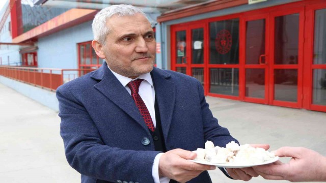 Karabükspor küme düştü, başkan helva dağıttı