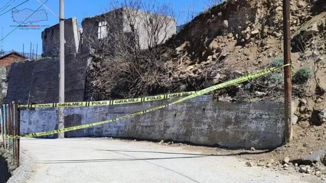Karabük'te heyelan; yol çöktü, 2 binada hasar var