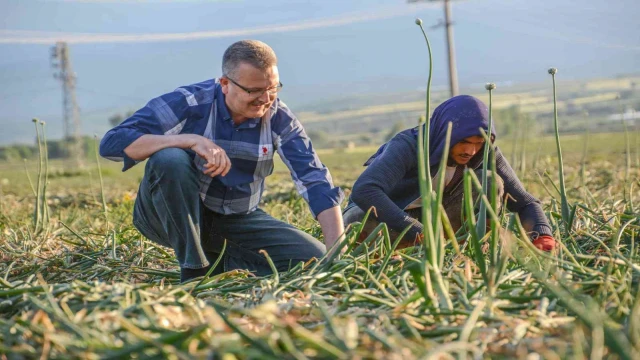 Karacabey’de arazi yollarına rahat ve güvenli ulaşım için düzenlemeler sürüyor