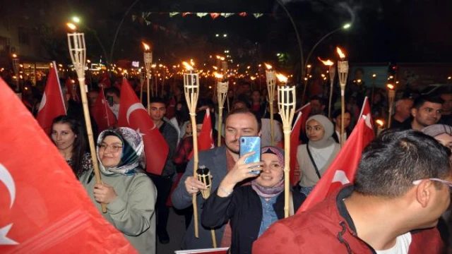 Karaman’da 7 bin kişi meşalelerle fener alayına katıldı