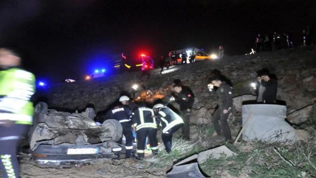 Karaman’da trafiğe kapalı yola giren otomobil şarampole yuvarlandı: 3 yaralı