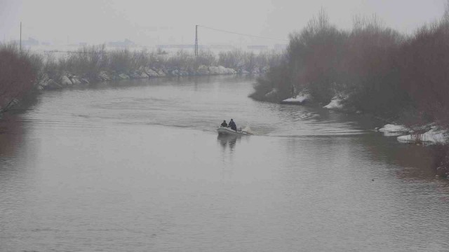 Karasu Nehri’ne düşen genç kızı arama çalışmalarına ara verildi