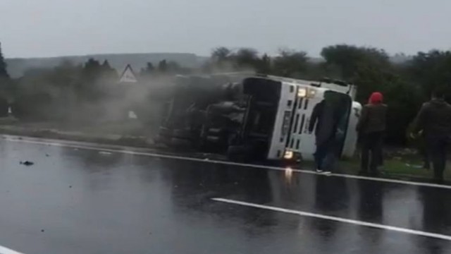 Kazada kabinde mahsur kalanları vatandaşlar çekiçle camı kırarak kurtardı