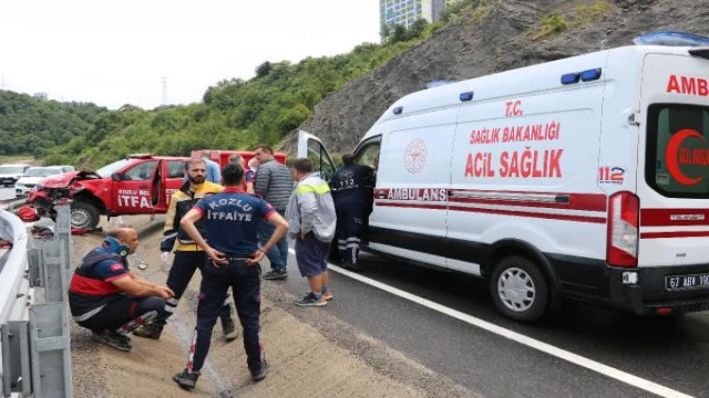 Kazadan dönen itfaiye ekibinin aracı bariyerlere çarptı: 3 yaralı