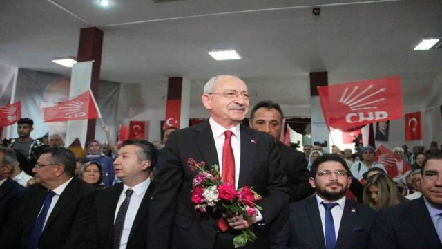 Kılıçdaroğlu, Bucak’ta partisine yeni katılanlara rozetlerini taktı