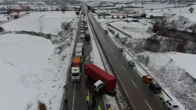 Kilometrelerce kuyruk oluştu...Tır, karda kaza yaptı Bursa İzmir karayolu felç oldu