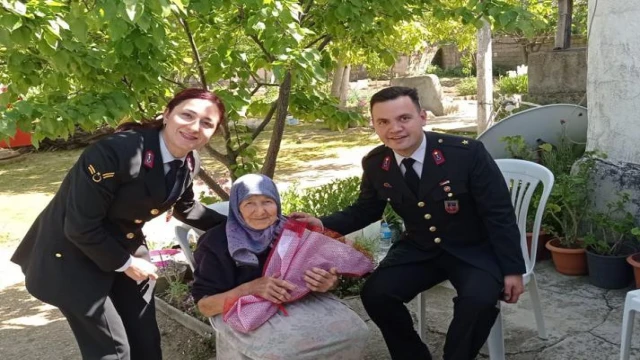 Kırklareli’nde jandarma ekipleri şehit annelerini unutmadı