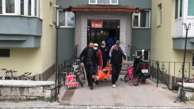 Komşular şüphelenince anahtarla eve girdi, aile gazdan zehirlenmiş bulundu