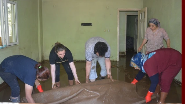 Köşk Vefa Grubu ekipleri mesaiye afet bölgesinde başladı