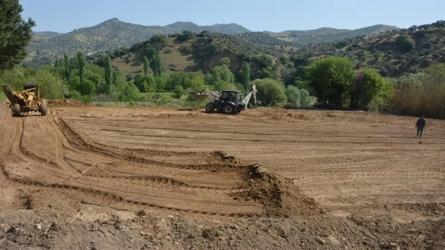 Köşklü gençler için sentetik halı saha çalışmaları başladı