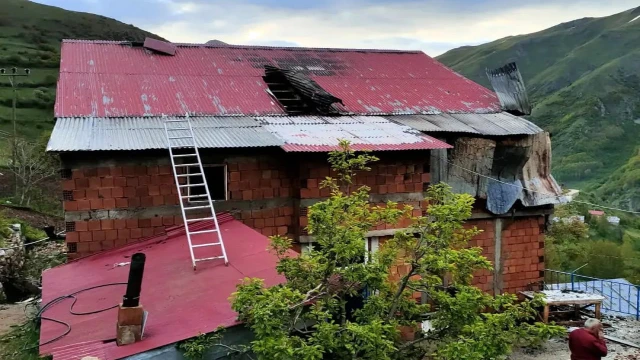 Köy evinde çıkan yangında piknik tüpü patladı, ev kullanılamaz hale geldi