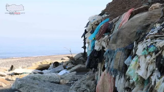 Kozlu sahilindeki çöp yığınları havadan görüntülendi