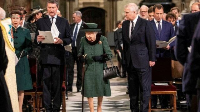 Kraliçe Elizabeth 5 ay sonra kamuoyu önüne çıktı