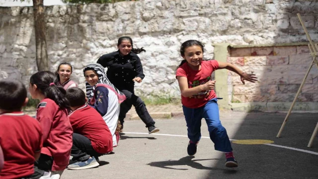 ‘Küçük Dokunuşlar Büyük Mutluluklar’ projesi çocuklarla gönüllüleri buluşturuyor