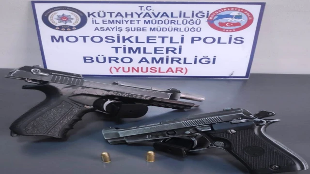 Kütahya’da bir araçta 2 ruhsatsız tabanca ile 4 ayrı aranması olan şahıs ele geçirildi