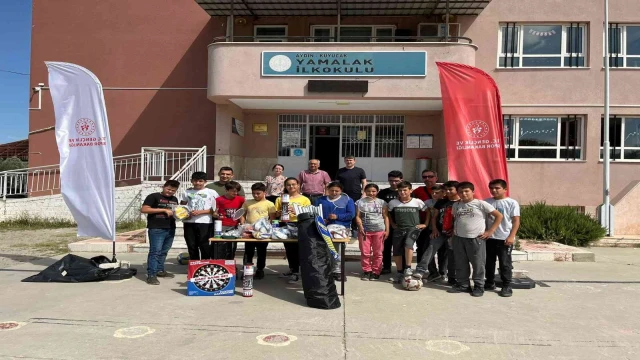 Kuyucak’ta öğrencilere spor malzemesi yardımı yapıldı