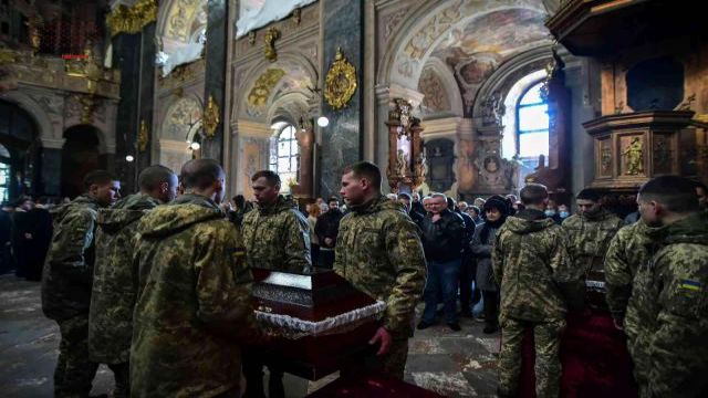 Lviv'de cephede ölen askerler için tören düzenlendi