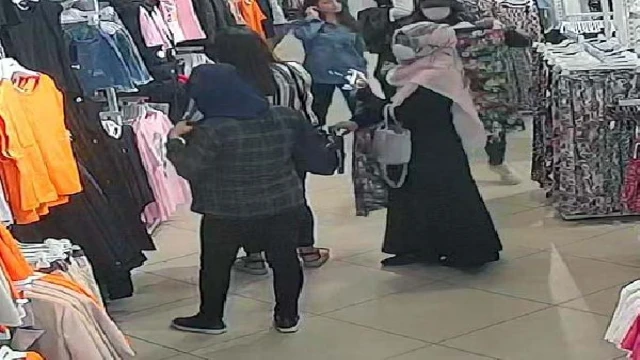 Mağazadaki kadının çantasındaki cüzdanın çalınması kamerada