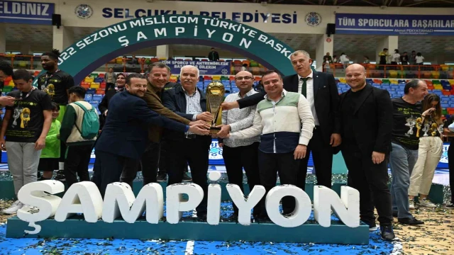 Manisa BBSK Basketbol Takımı kupasına kavuştu