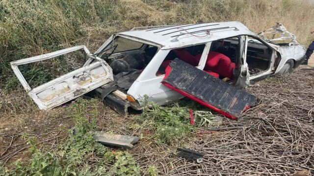 Manisa’da lastiği patlayan otomobil tarlaya devrildi, 2 kişi ölümden döndü