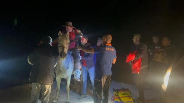 Mantar toplarken kayalıklardan düşen gurbetçi, katırla ambulansa taşındı
