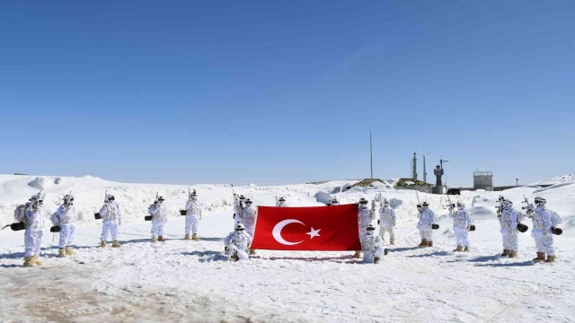 Mehmetçik Kato Dağı’nda 7 metreyi bulan karda vatan nöbetinde kuş uçurtmuyor