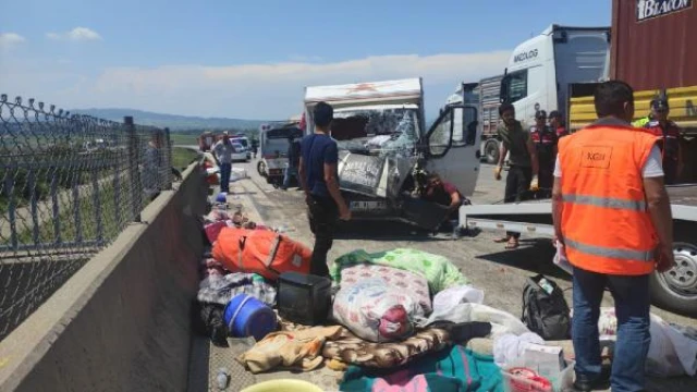 Mevsimlik işçileri taşıyan kamyonet devrildi: 15 yaralı