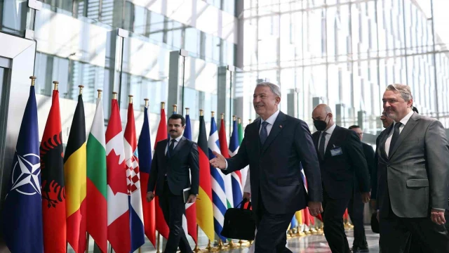Milli Savunma Bakanı Hulusi Akar, NATO Karargahı’nda