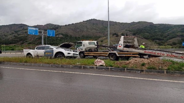 Minibüs, kamyonete çarptı: Anne-kız öldü, 6 yaralı