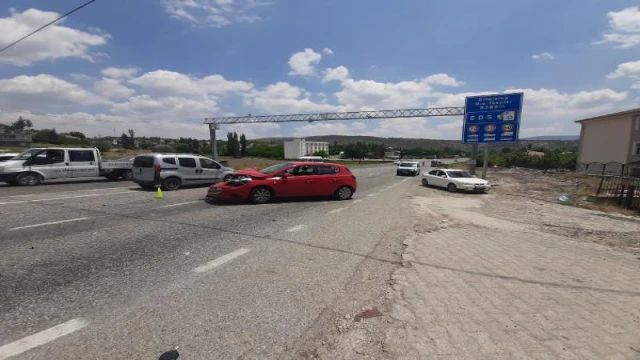Minibüsle otomobil çarpıştı: 3 yaralı