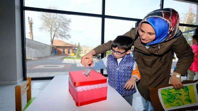 Minicik elleri yüreklere dokundu