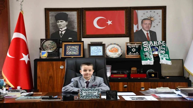 Minik başkan koltuğa oturdu, şenliklere davet etti