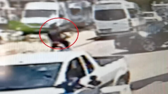 Motosiklet park halindeki minibüse çarptı; o anlar kamerada
