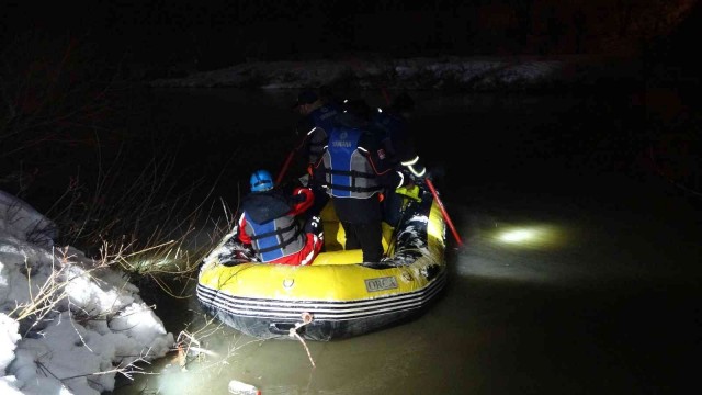 Muş’ta Karasu Nehri’ne düşen genç kızın arama çalışmalarına ara verildi