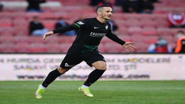 Namiq Alasgarov, Bursaspor’la olan sözlemesini feshetti