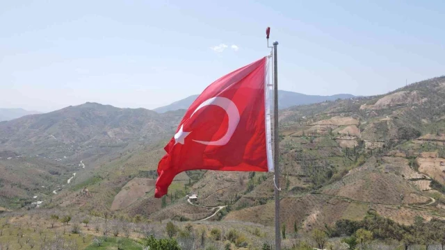 Nazilli’nin dört bir yanı dev Türk bayrakları ile donatılıyor