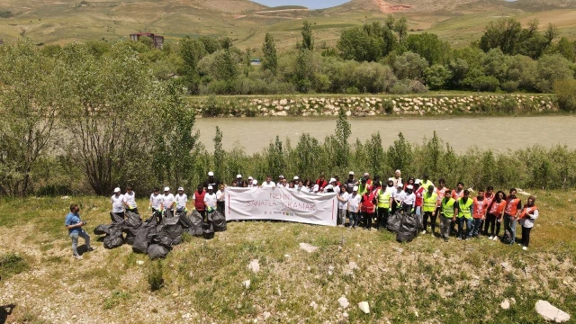 ”Nehri Sanatla Yıkamak Projesi” çerçevesinde öğrenciler Çoruh Nehri etrafında çöp topladı
