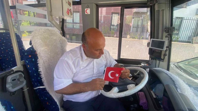 Niğde’de otobüs şoföründen Türk bayrağı hassasiyeti