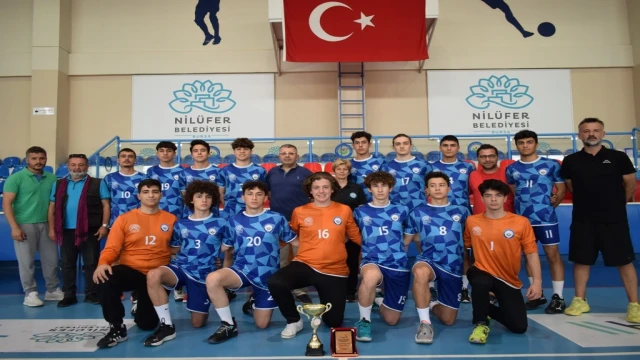 Nilüfer hentbol altyapı takımları kupayla döndü