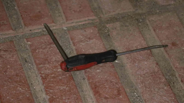 Okuldan demir korkuluk çalan 2 kişiyi polis suçüstü yakaladı