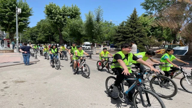 Onlarca bisikletli iklim değişikliğine dikkat çekmek için pedalladı