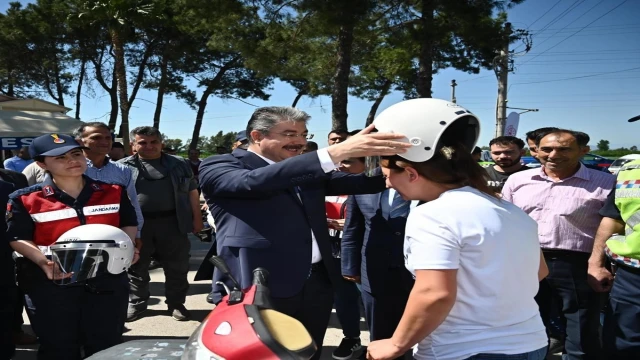 Osmaniye’de motosiklet sürücülerine kask dağıtıldı