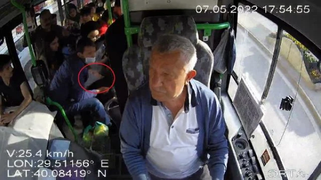 Otobüs şoförü rahatsızlanan yolcuyu hastaneye yetiştirdi, o anlar kamerada