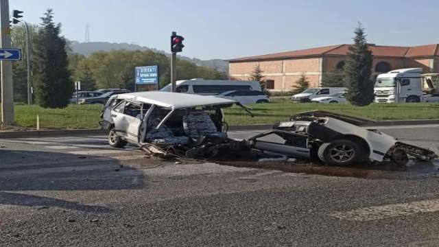Otobüsün çarptığı otomobil ikiye bölündü; 2 yaralı