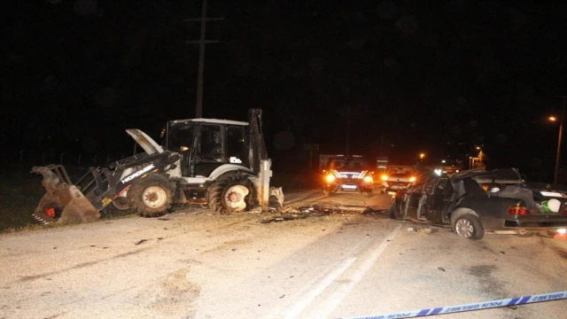Otomobil iş makinesine çarptı: 1 ölü, 1 yaralı