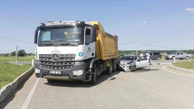 Otomobil kamyona arkadan çarptı: 1 yaralı